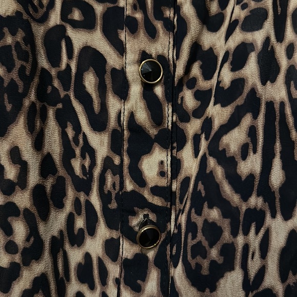 Torrid button front cheetah print top- size 2 - Picture 3 of 6